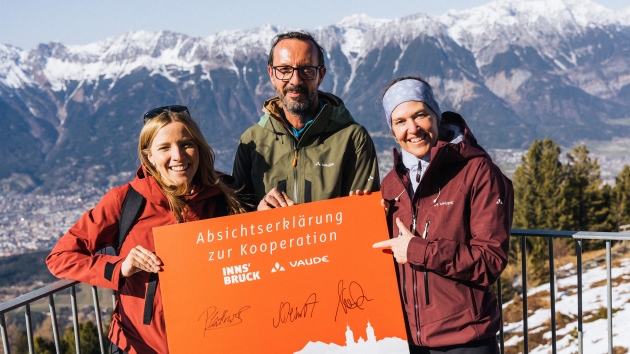 Vaude und Innsbruck Tourismus gehen Partnerschaft ein - V.l.: Barbara Plattner, Geschäftsführerin Innsbruck Tourismus, Peter Paul Mölk, Obmann Innsbruck Tourismus, und Antje von Dewitz, Vaude-Geschäftsführerin - Quelle: Michael Venier/Vaude